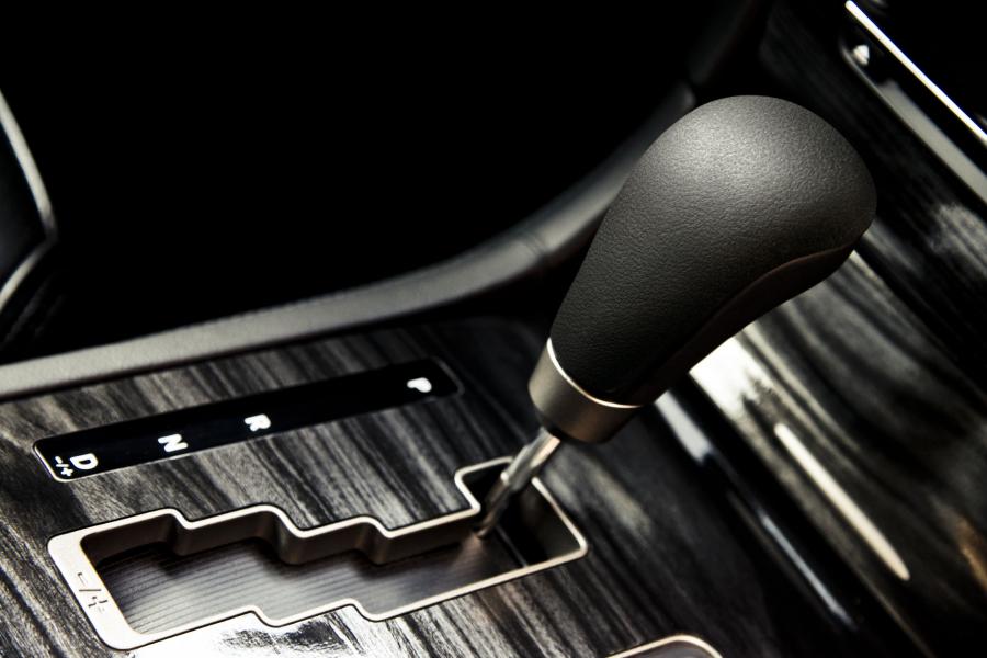 Детали интерьера Chrysler 300C John Varvatos Limited Edition (LX2) 2013 года  (фото 11 из 27)